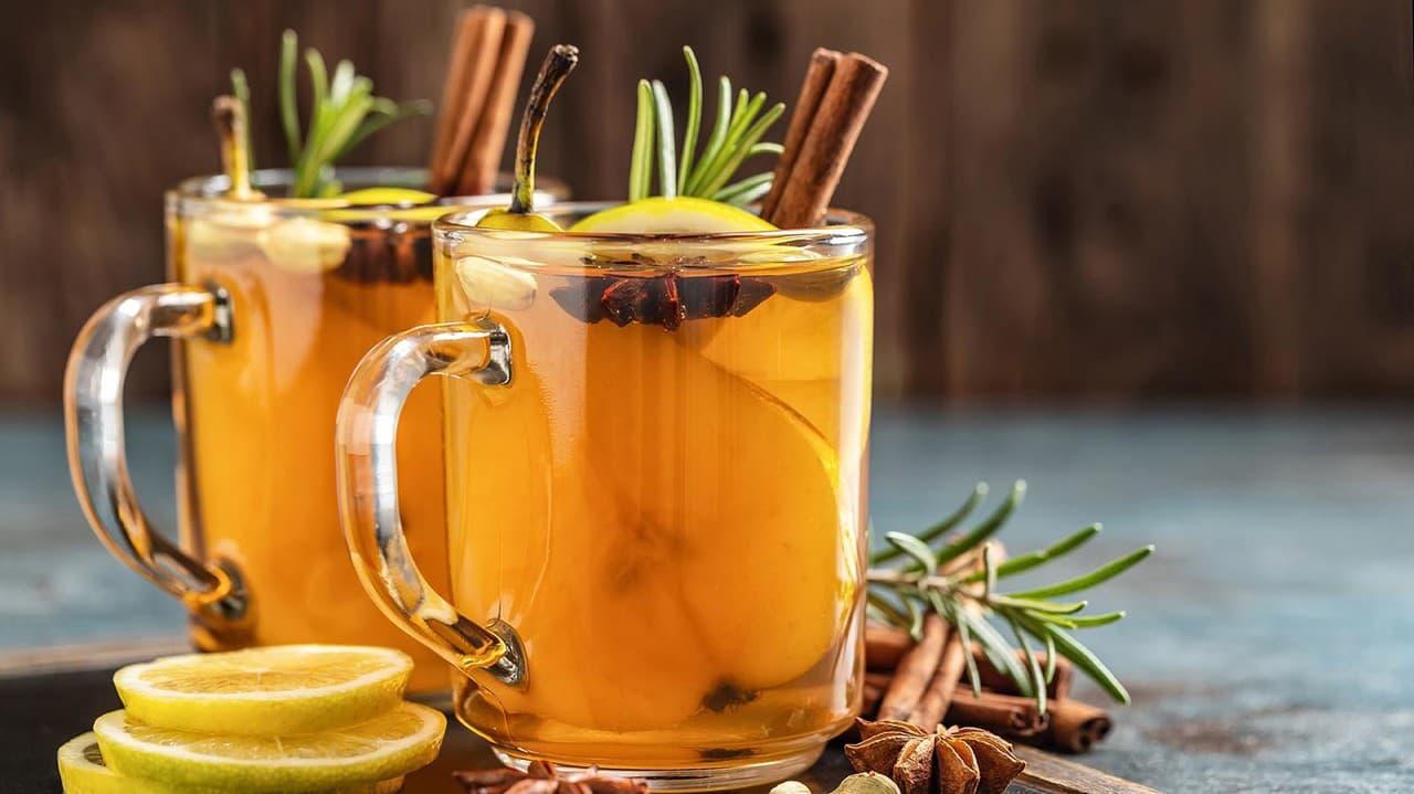 Nealkoholický grog z čierneho čaju, citróna a medu, s arómou škorice a klinčekov. Ideálny pre deti, vodičov alebo každého, kto chce zažiť teplo bez alkoholu.