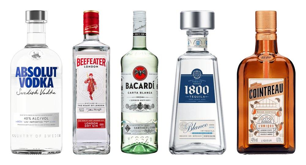 Pět lahví z nabídky: vodka Absolut, gin Beefeater, bílý rum Bacardi Carta Blanca, tequila 1800 Blanco a pomerančový likér Cointreau.