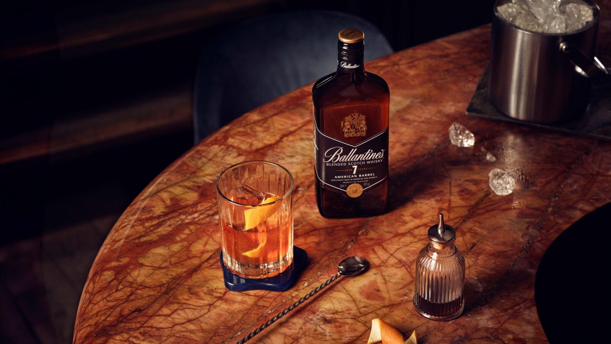 Drink Old Fashioned with whisky Ballantines