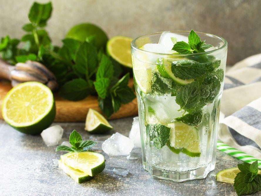 Čerstvo pripravené kubánske Mojito s mätou, limetou a ľadom v pohári – tradičný recept na svieži letný kokteil | Svet nápojov