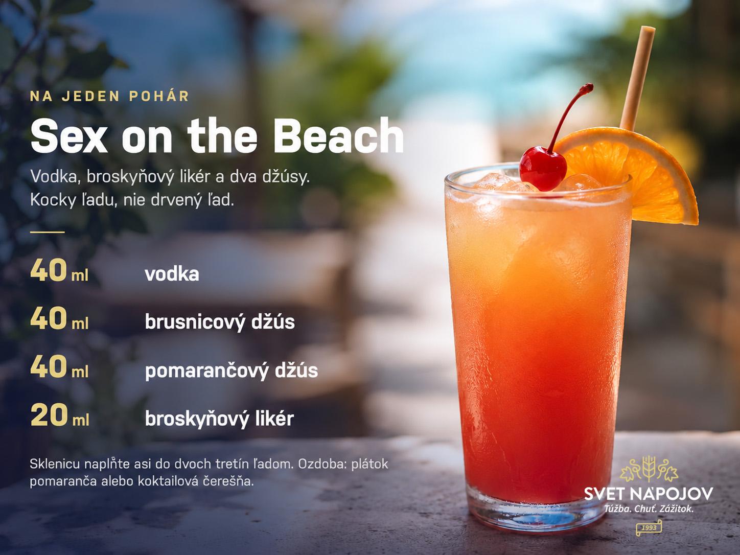 Receptová karta na Sex on the Beach: 40 ml vodky, 40 ml brusnicového džúsu, 40 ml pomarančového džúsu a 20 ml broskyňového likéru.