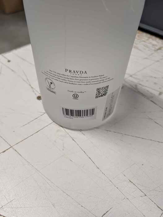 Pravda Vodka 1,75l - damaged