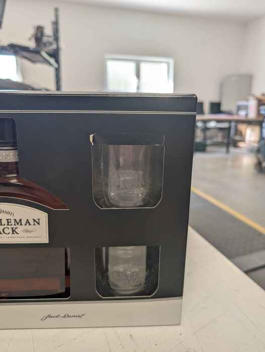 Jack Daniel's Gentleman Jack + 2 glasses - damaged packaging