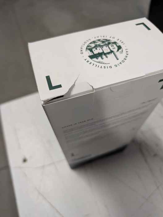 Laphroaig 10 Year old + 1 glass - damaged box