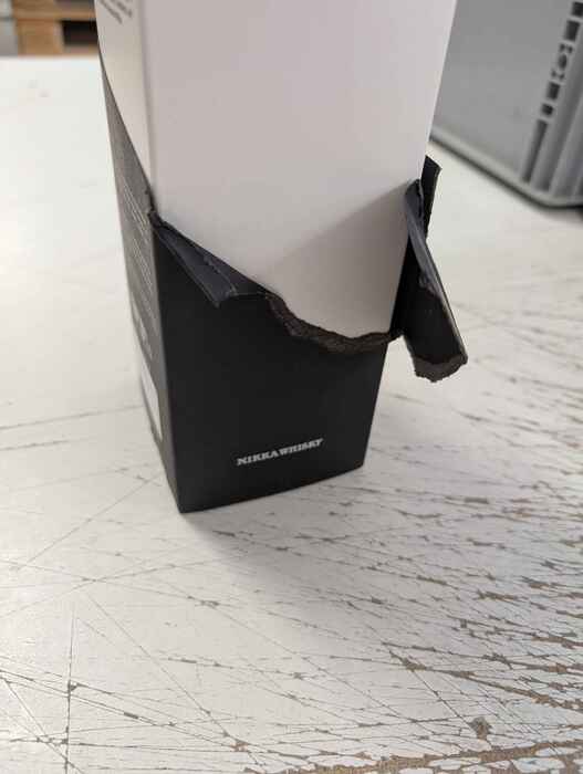 Nikka Tailored - poškozený obal