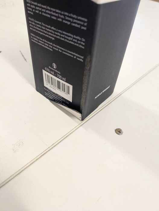 Nikka Tailored -  poškodený obal