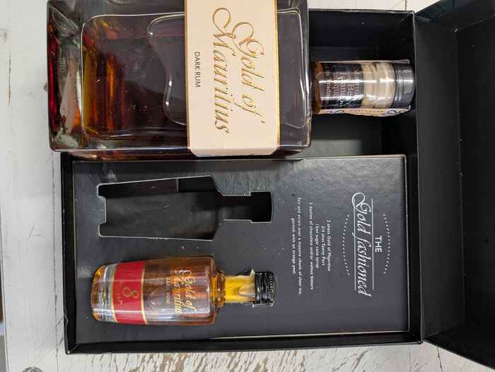 Gold of Mauritius Dark Rum + 2 x 0,05 l Mini - beschädigte Verpackung
