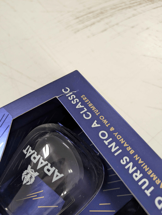 Ararat Akhtamar 10 letá + 2 sklenice - poškozený obal