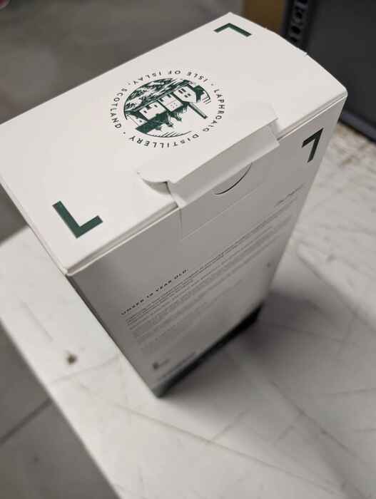 Laphroaig 10 Year old + 1 glass - damaged box