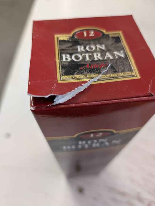 Botran Añejo 12 - poškodený obal