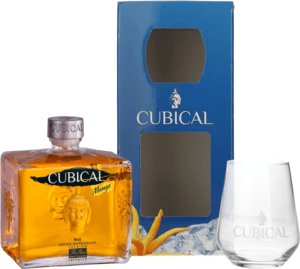 Cubical Mango se sklenicí